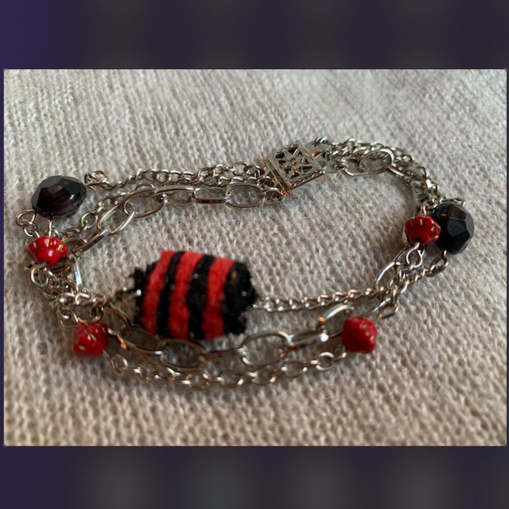 2x14$ ☃️ ❄️  CREATION - Recycle fabric Pompom bracelet beads chains Red black